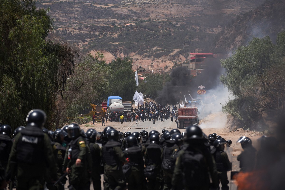 Armados, apoiadores de Evo Morales ocupam quartel e mantém 20 militares reféns na Bolívia